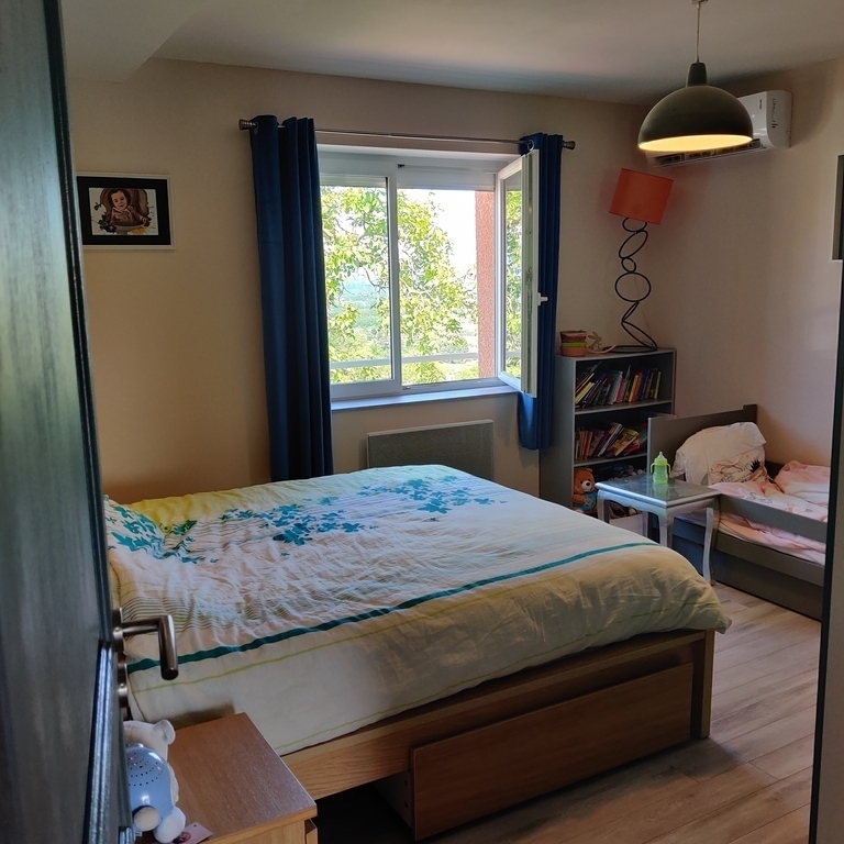 2nd room with a queen-size bed and a child bed