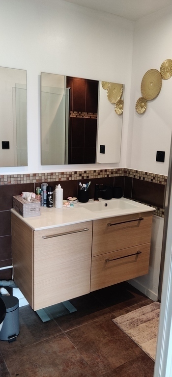 The bathroom of the master bedroom (2nd floor)