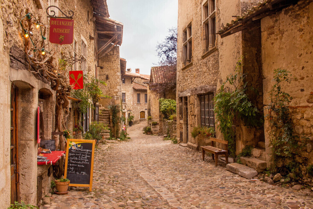 Pérouges 45 min away