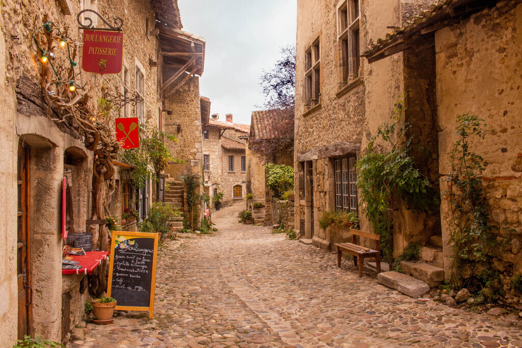 Pérouges 45 min away