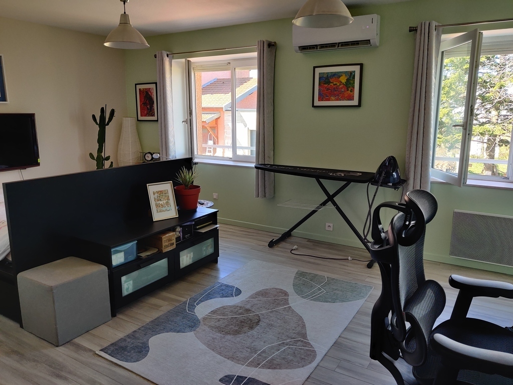 3rd room with a queen-size bed + desk + TV (2nd floor)