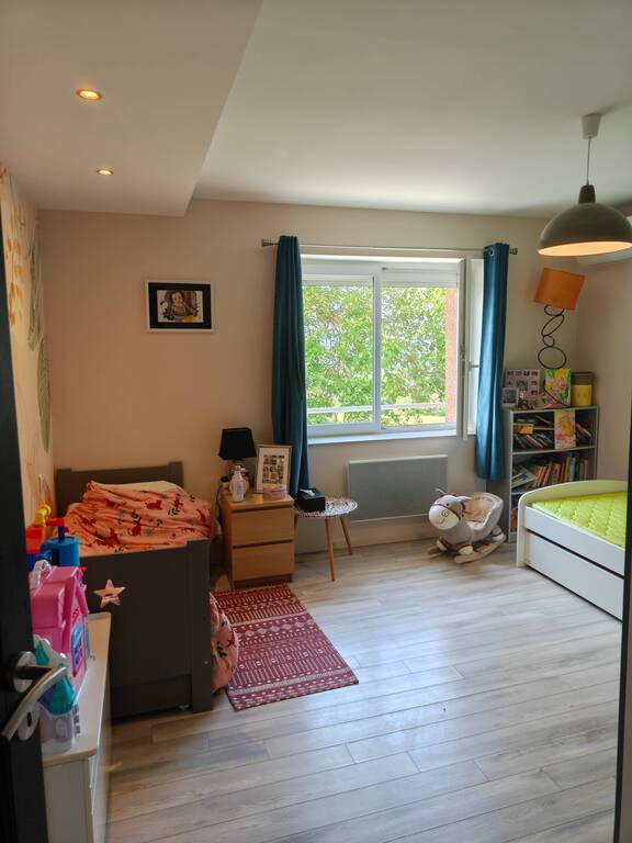1 st Daughter's bedroom (2nd floor)
