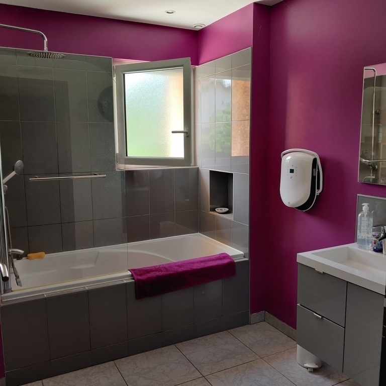 2nd bathroom (2nd floor)