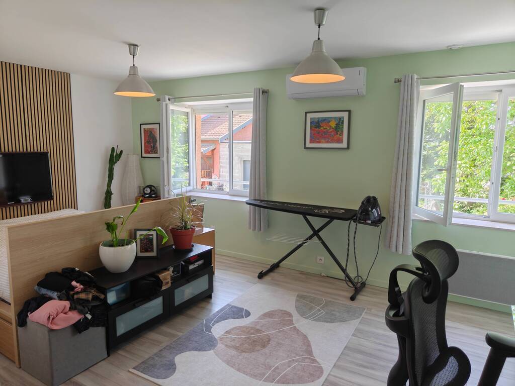 Room with a desk and a queen bed (2nd floor)