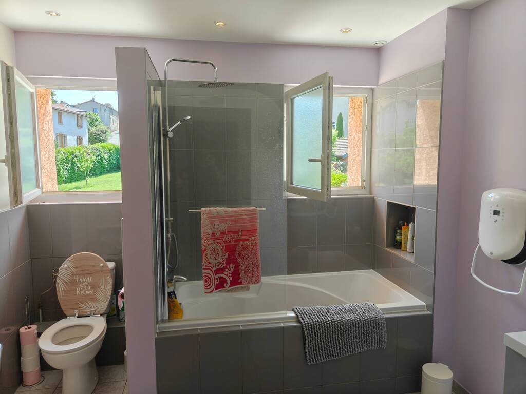 2nd bathroom (2nd floor)