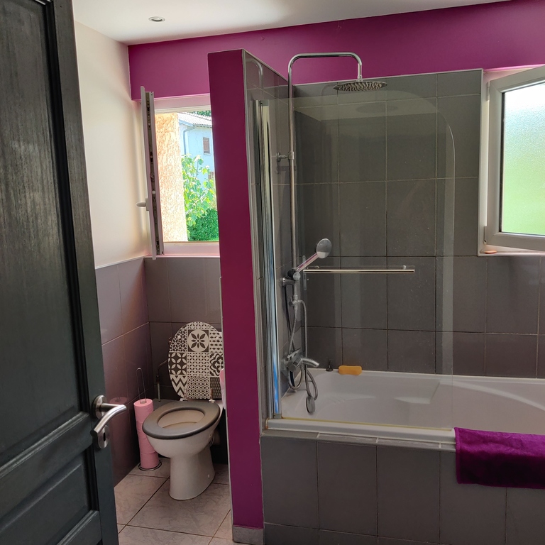 2nd bathroom (2nd floor)