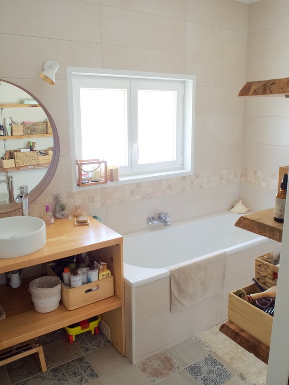 Salle de bain avec douche et baignoire 