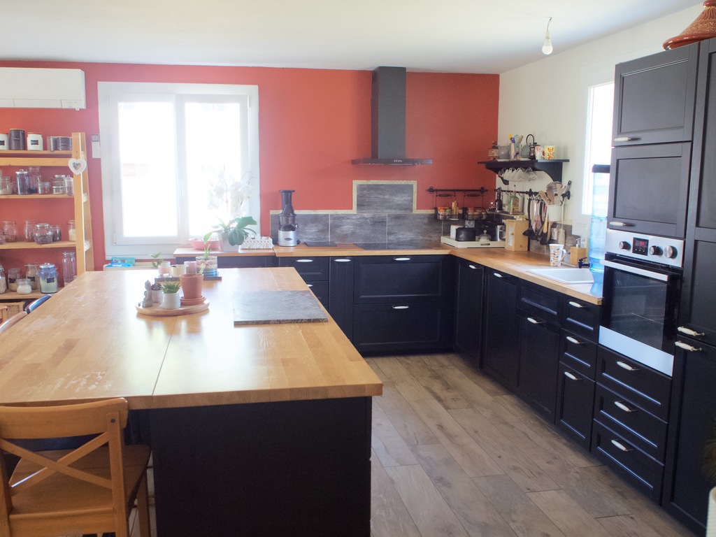 Cuisine équipée avec grand ilot central (avec 4 chaises)