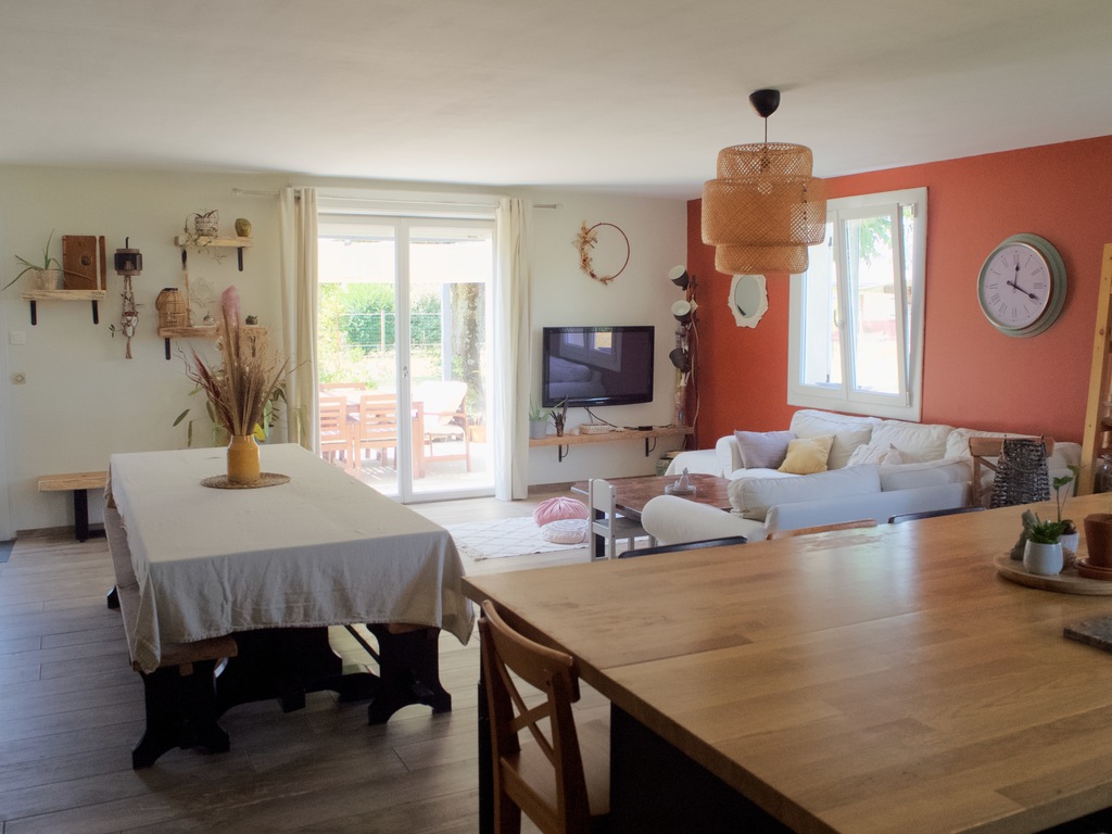 Une pièce lumineuse de 50 mètres carré.