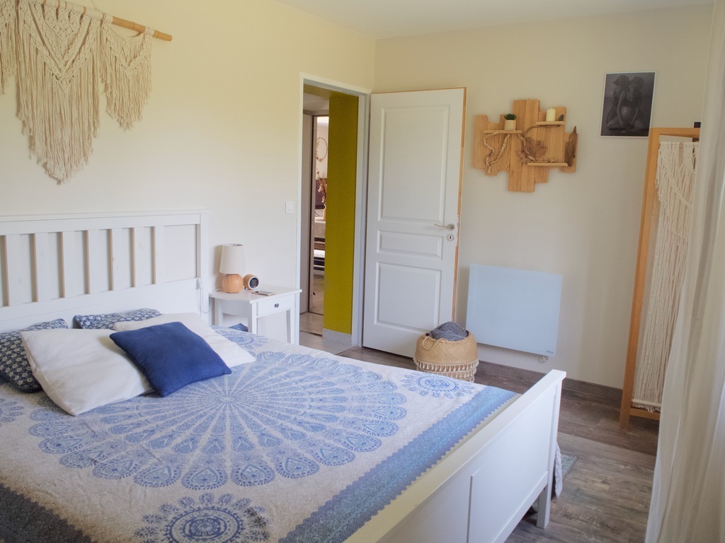 Suite parental avec lit 160, un dressing et une salle de bain.