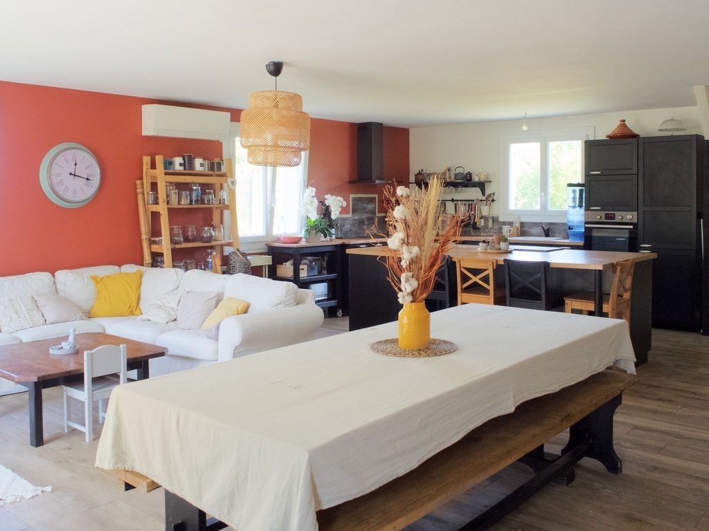 Grande table en bois permettant d'accueillir 12 personnes.