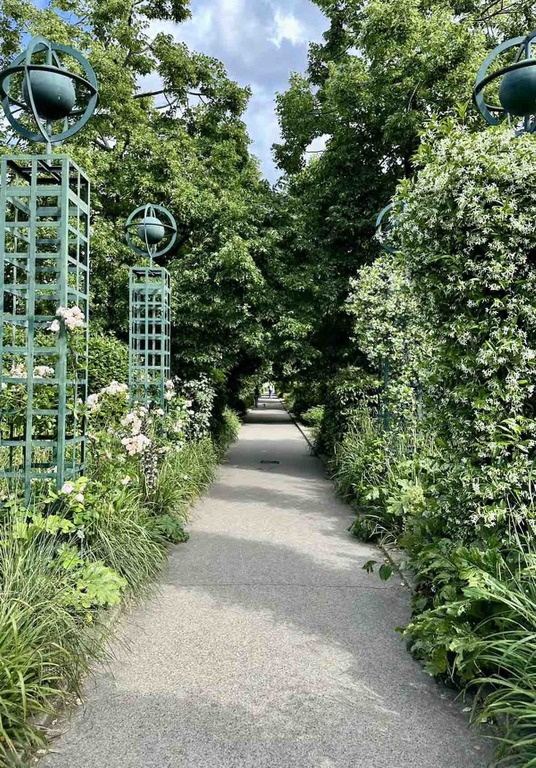 La coulée verte - green line from Bastille to Bois de Vincennes - really nice walk - 3 minutes from our flat