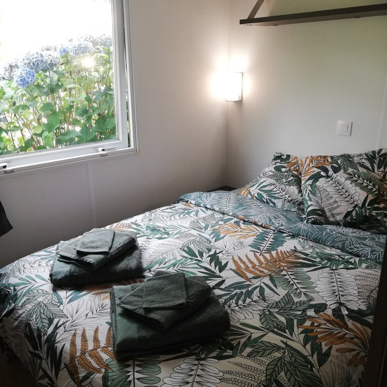 Chambre avec un lit double