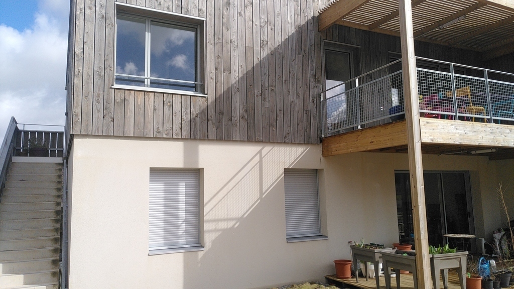 Notre escalier extérieur nous conduit à l'entrée de notre appartement (1er et 2è étages)