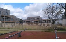 Le hameau se situe sur une "coulée verte", près d'une aire de jeux