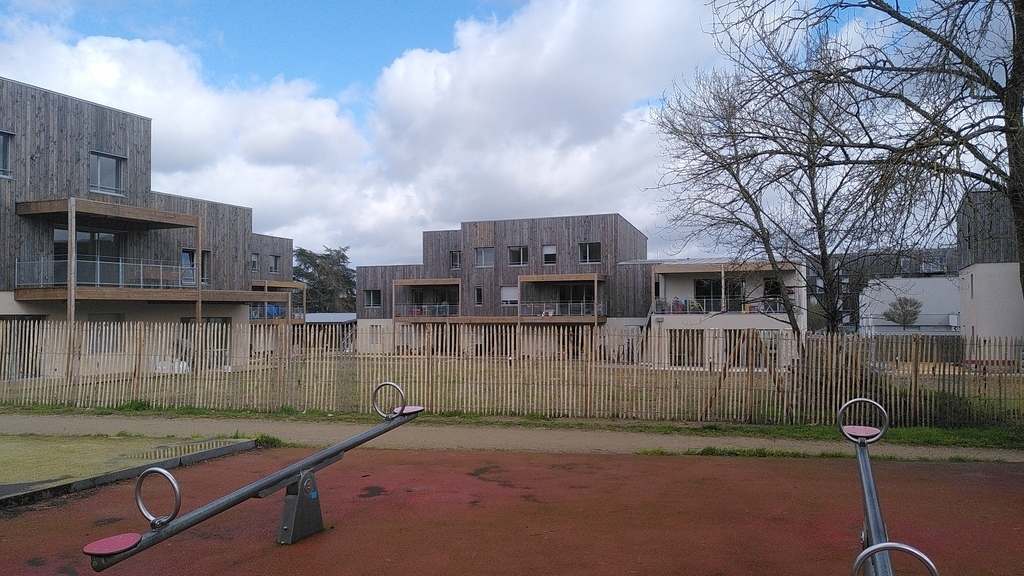 Le hameau se situe sur une "coulée verte", près d'une aire de jeux