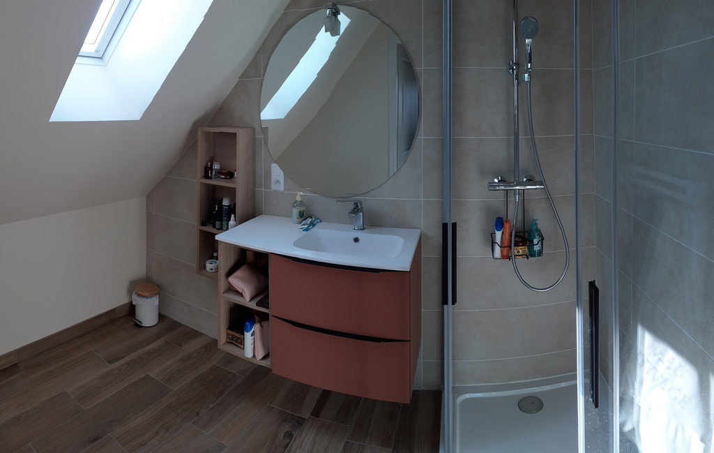 Shower room of the main bedroom