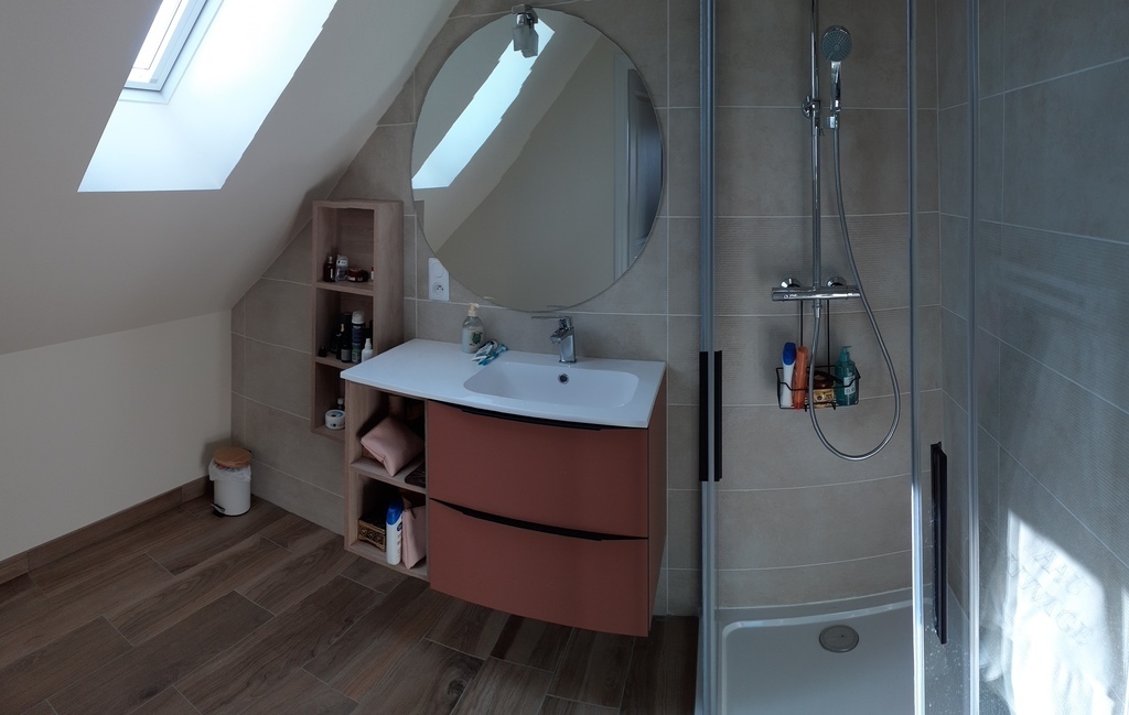 Shower room of the main bedroom