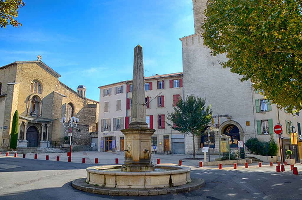 Pertuis old city center