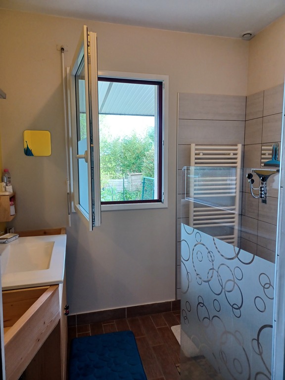 Salle de bains avec douche