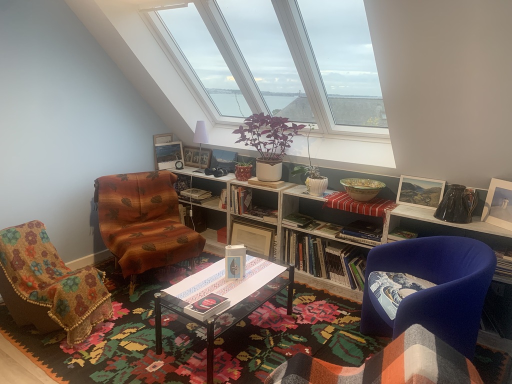 Salon de lecture avec vue mer