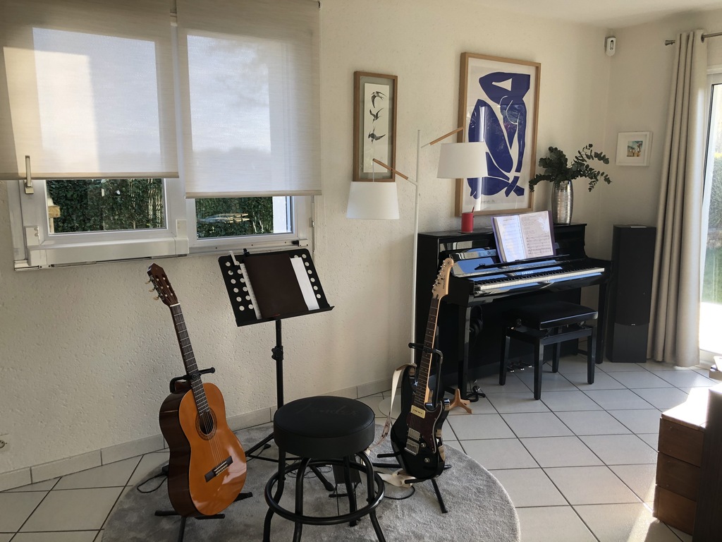 le coin musique du rez-de-chaussée avec guitares et piano numérique
