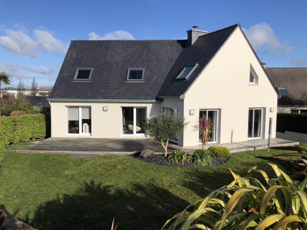 L'arrière de la maison avec terrasse exposition sud/sud-ouest