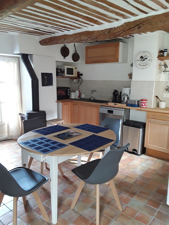 La cuisine au 1er niveau avec 1 petit balcon et 1 terrasse 