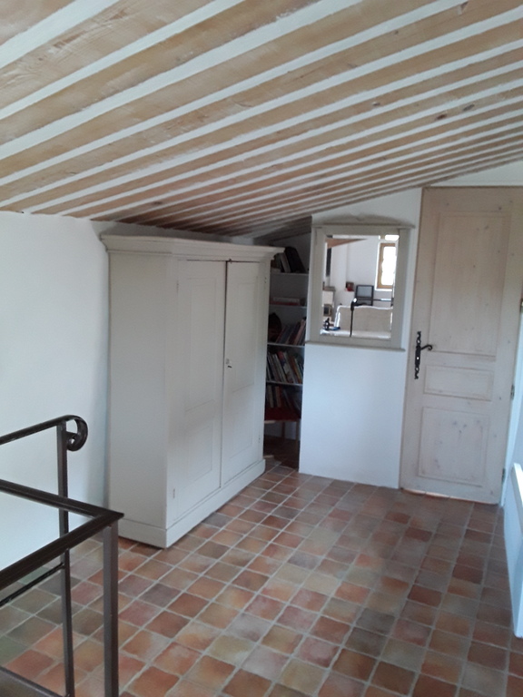 Le palier du dernier etage avec la porte des toilettes 