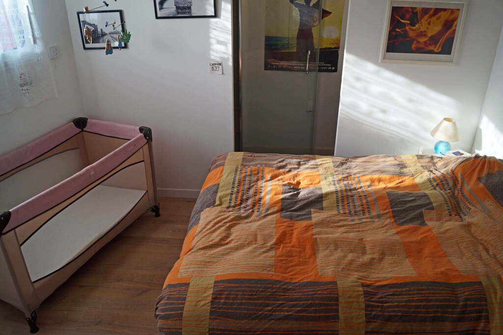 Chambre 1 rez de chaussée avec cabinet de toilette/ douche