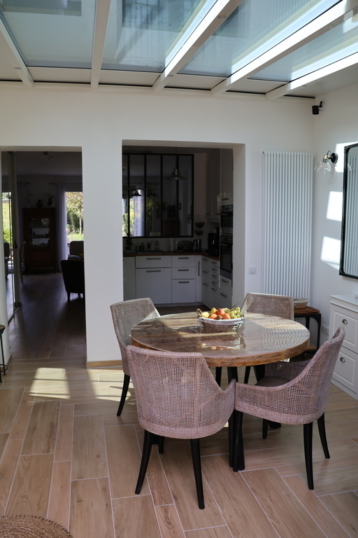 salle à manger de 11 m² dans la véranda lumineuse avec télévision