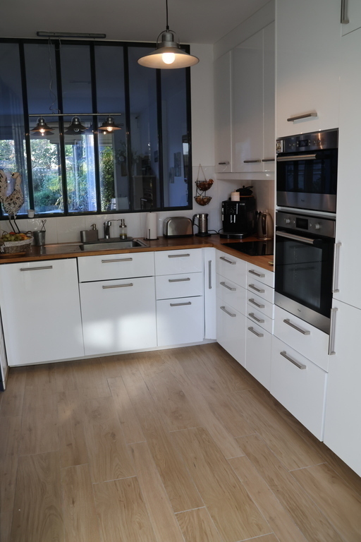 cuisine équipée de 10 m², plaque induction, lave vaisselle, évier, cafetière, bouilloire, vaisselle...