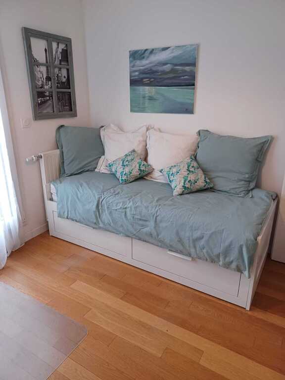 chambre 2 de 12m² avec bureau et lit gigogne 1 ou 2 passes.