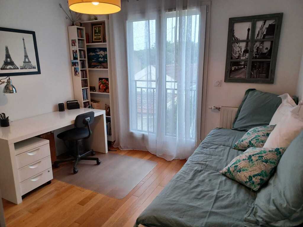 chambre 2 de 12m² avec bureau et lit gigogne 1 ou 2 personnes.