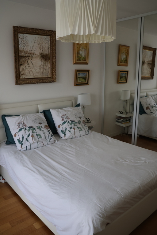 chambre 1 de 14m² avec lit double et rangement