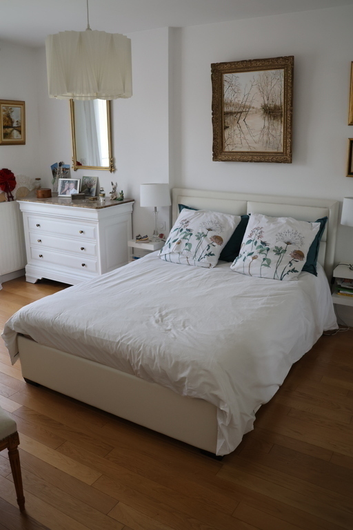 chambre 1 de 14m² avec lit double et rangement