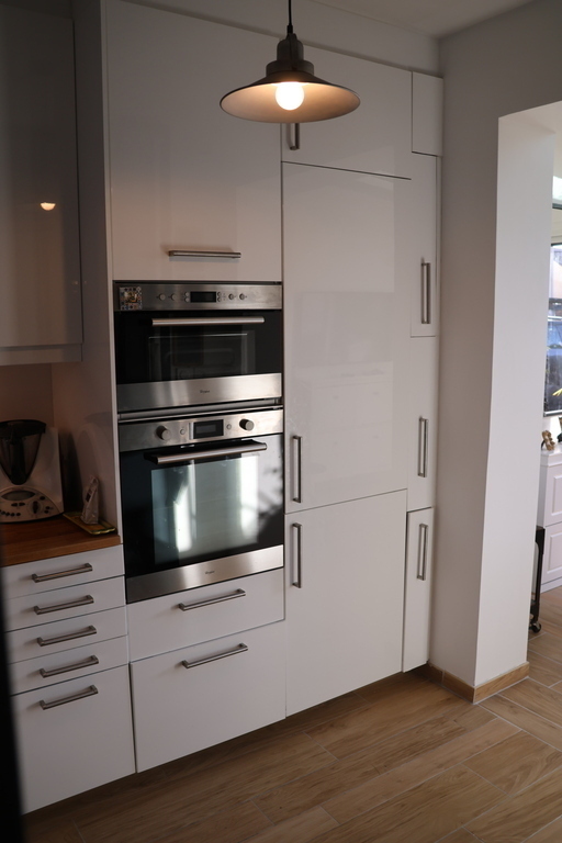 cuisine équipée de 10 m², four, micro-onde, réfrigérateur, congélateur