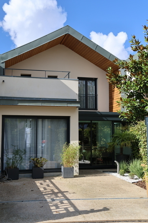 façade rue avec cour et jardinet.