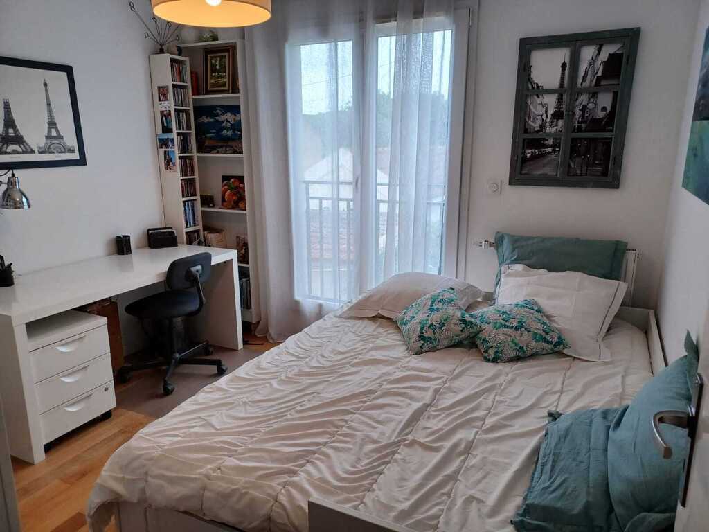 chambre 2 de 12m² avec bureau et lit gigogne 1 ou 2 personnes.