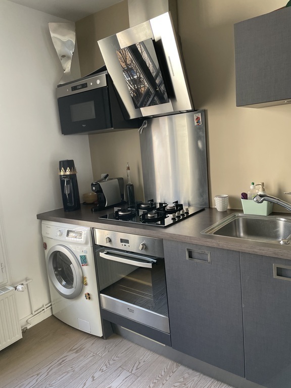 kitchen with washing machine, oven ans microwave