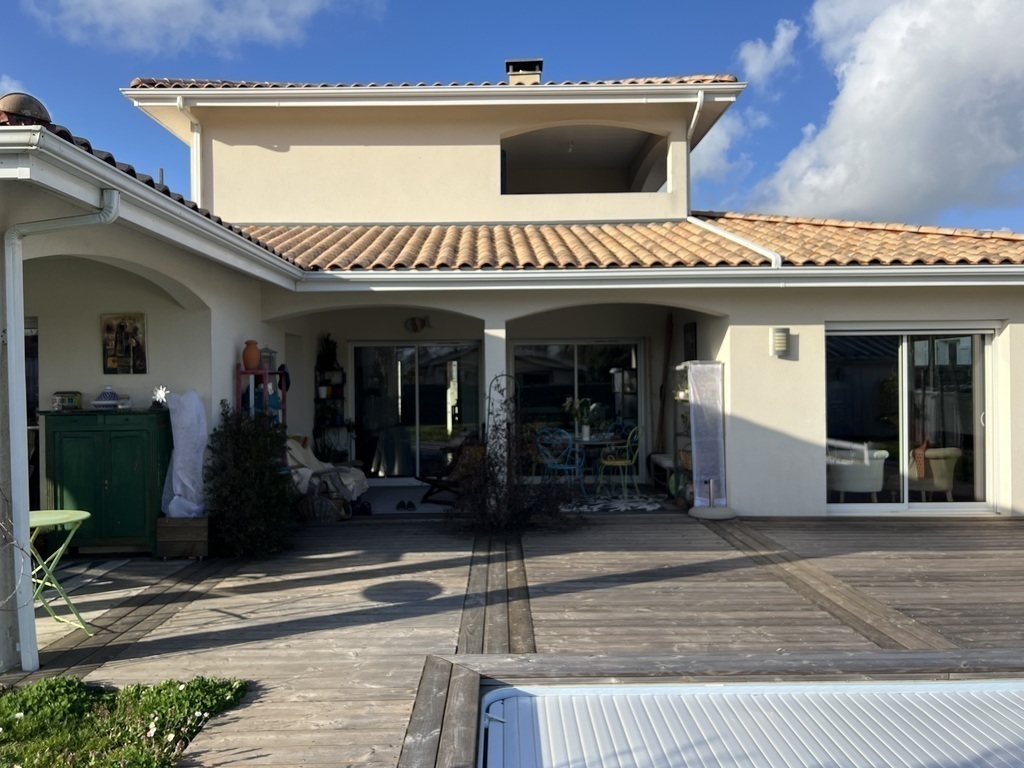 La maison vue du jardin