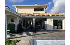 La maison vue du jardin