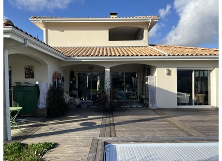 La maison vue du jardin