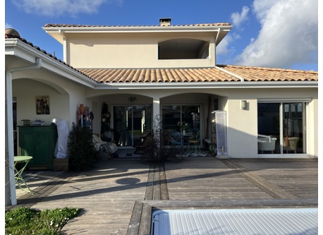 La maison vue du jardin