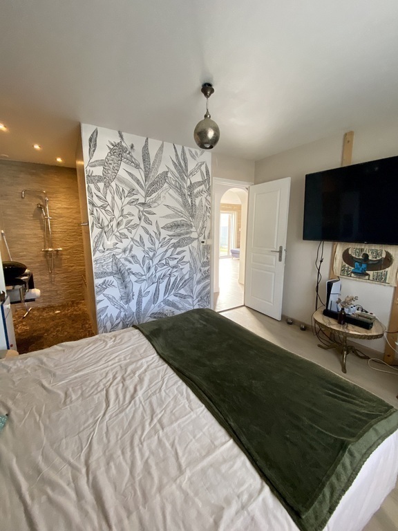 La chambre du rez-de-chaussée (lit double queen size)