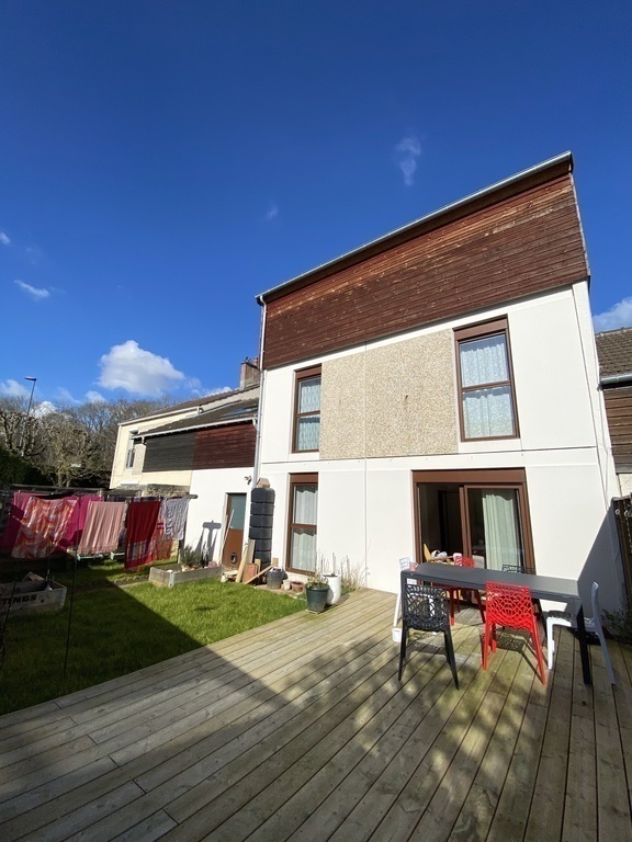 La maison vue du jardin