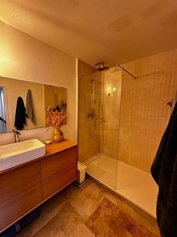 Grande salle de bain, douche italienne spacieuse