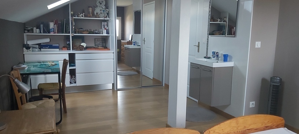 This bedroom has a wash basin. There is also à mezzanine with a sofa bed.