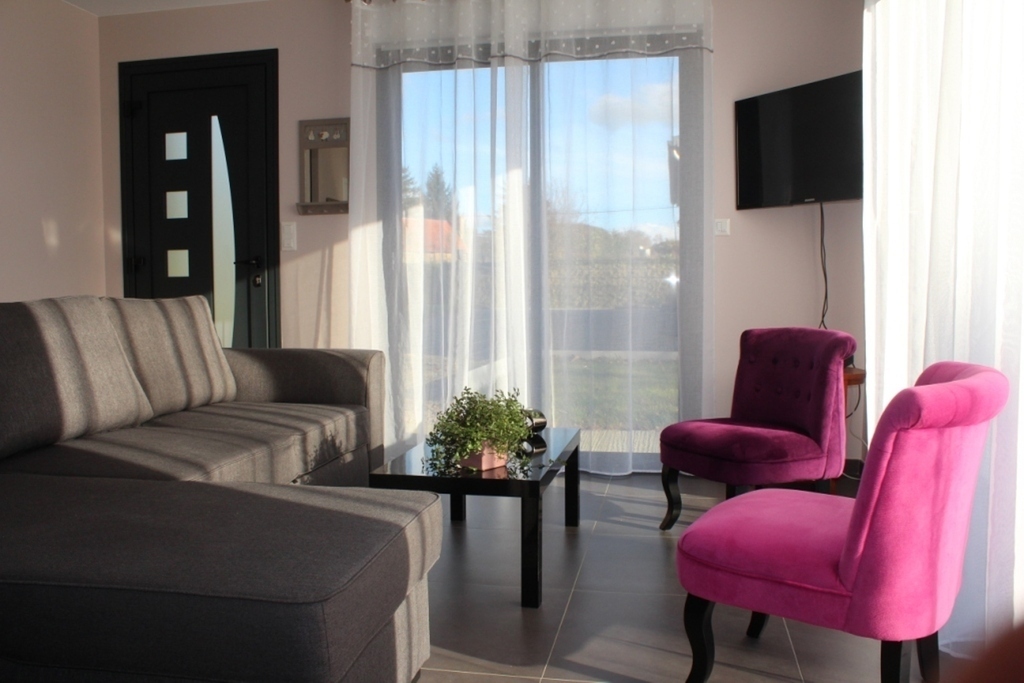 Salon télé wifi vue sur terrasse  