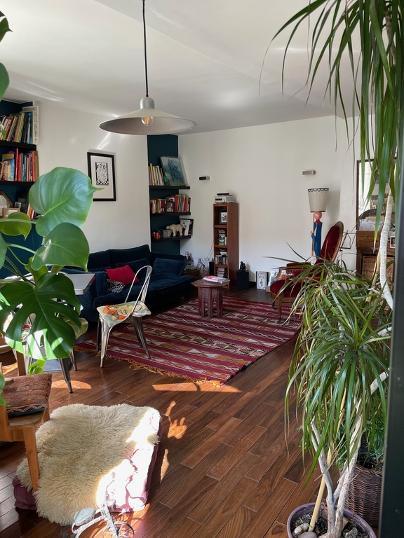 the main room opened on the kitchen